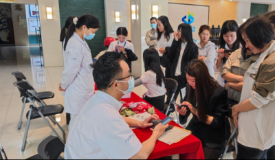 切脉问诊送康健，，，，暖心折务进企业——合肥99499威尼斯携手广瑞医疗开展“康健进企业”义诊活动